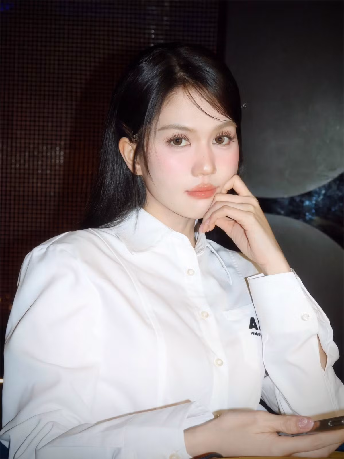 Không ai phủ nhận việc người nổi tiếng tập thể thao là điều tích cực. Ngọc Trinh chăm tập là thật, body đẹp cũng là thật. Nhưng nếu pickleball môn thể thao đang cần được hiểu đúng và lan tỏa mạnh chỉ được xuất hiện với vài cú đánh lấy lệ, thì nó sẽ bị hiểu sai thành “sở thích tạo dáng theo trend”.