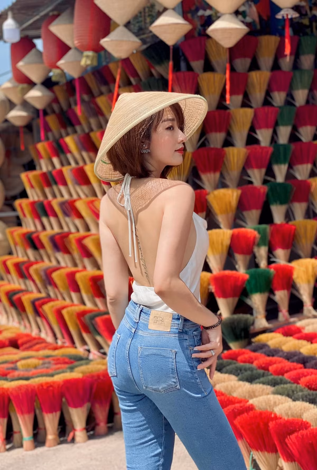 Từ một hot girl đình đám, Hà Kim đã chuyển hướng trở thành một Tiktoker có tiếng, đồng thời là chuyên viên cao cấp quản lý quan hệ khách hàng ưu tiên tại một ngân hàng lớn ở Hà Nội. Ảnh sử dụng trong bài: FBNV