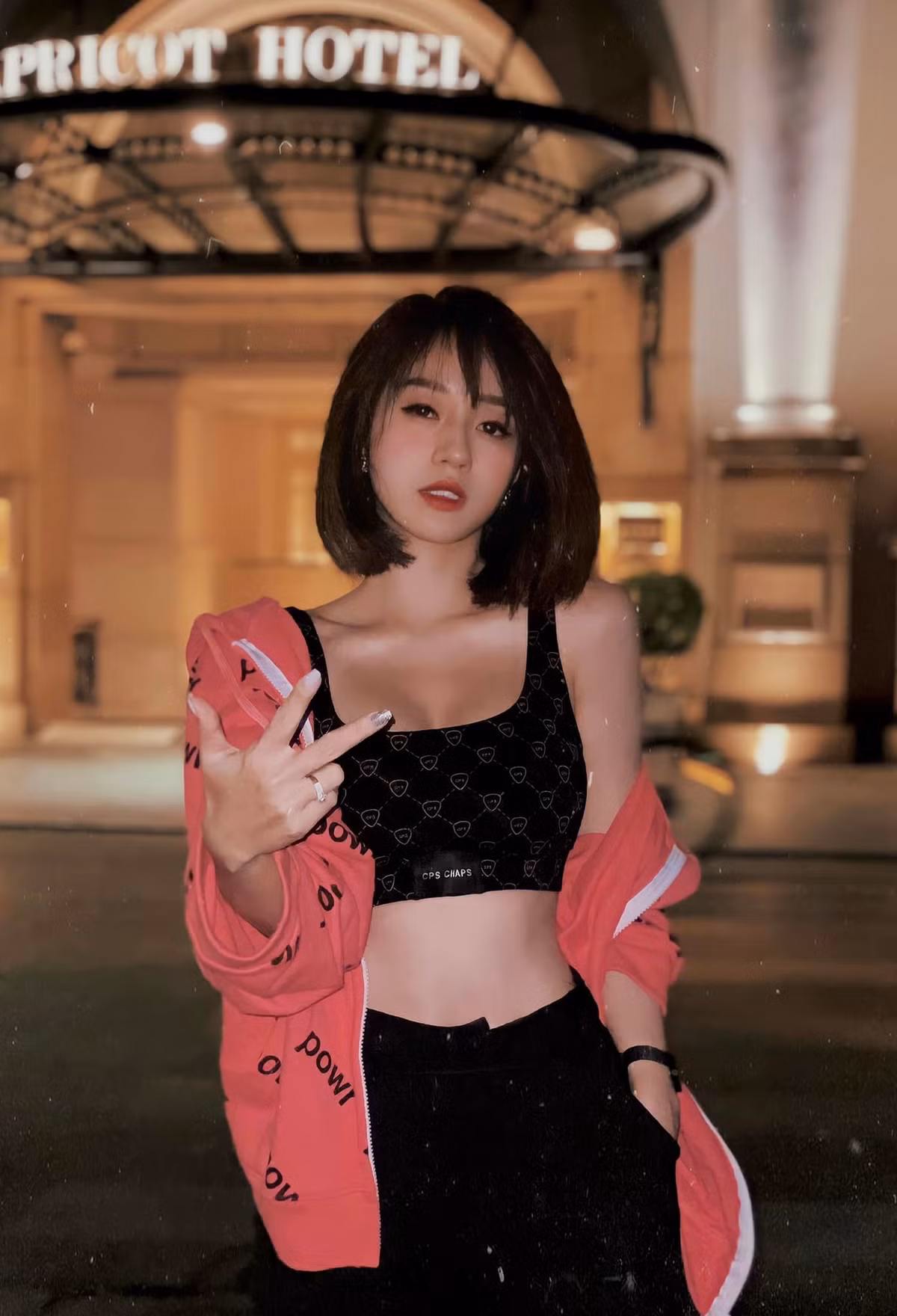 Không chỉ gây ấn tượng bởi kỹ năng chơi game điêu luyện, Hà Kim còn là một trong những gương mặt sáng giá lọt Top 20 Miss Teen 2011, trở thành biểu tượng nhan sắc một thời trong giới trẻ.