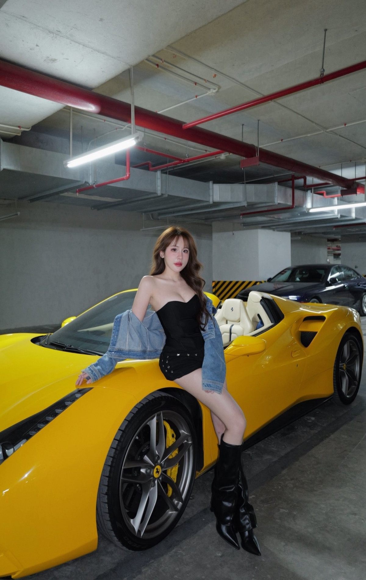Làn da trắng sáng, gương mặt xinh xắn cùng mái tóc uốn nhẹ giúp Tuyết Anh toát lên vẻ nữ tính, đối lập thú vị với hình ảnh mạnh mẽ của chiếc siêu xe thể thao.