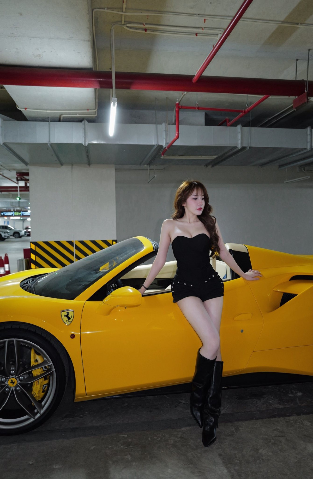 Trong bộ ảnh mới, Lê Tuyết Anh lựa chọn trang phục tông đen tối giản nhưng táo bạo, giúp tôn lên đường cong cơ thể. Vóc dáng của cô gây ấn tượng với vòng eo thon gọn, bờ vai mảnh mai và đôi chân dài săn chắc.