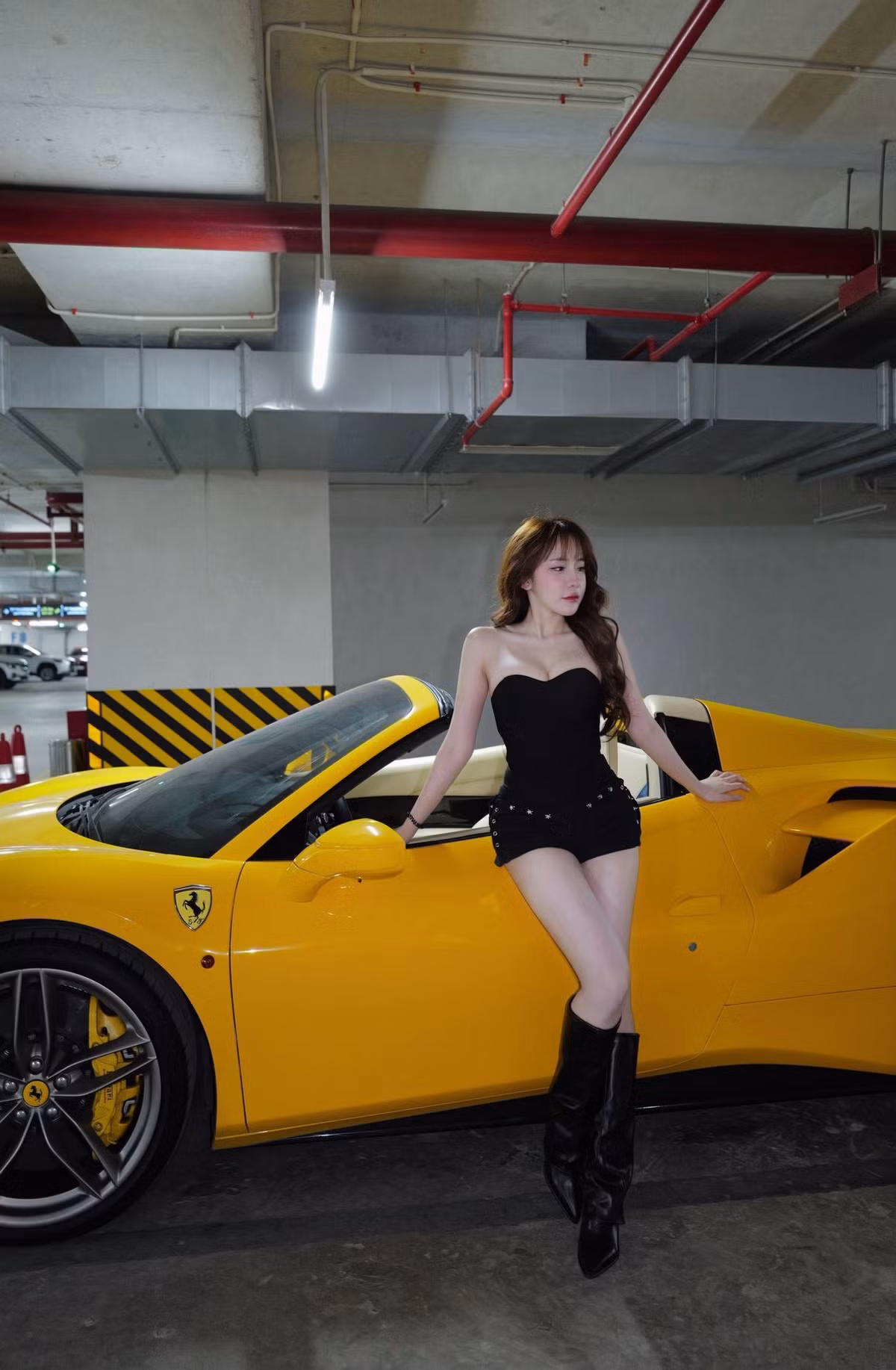 Trong bộ ảnh mới, Lê Tuyết Anh lựa chọn trang phục tông đen tối giản nhưng táo bạo, giúp tôn lên đường cong cơ thể. Vóc dáng của cô gây ấn tượng với vòng eo thon gọn, bờ vai mảnh mai và đôi chân dài săn chắc.