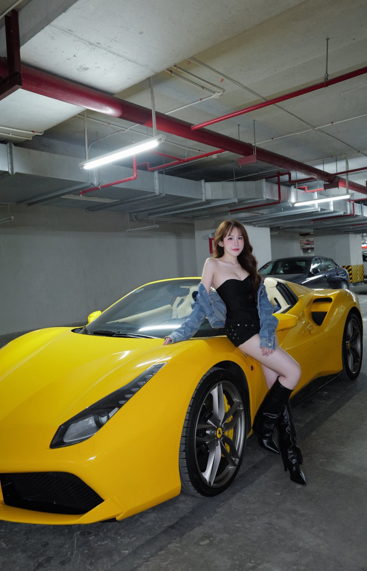 Những tư thế tạo dáng bên và trong khoang lái siêu xe càng làm nổi bật nét quyến rũ hiện đại, khỏe khoắn của nữ cơ thủ sinh năm 2001.