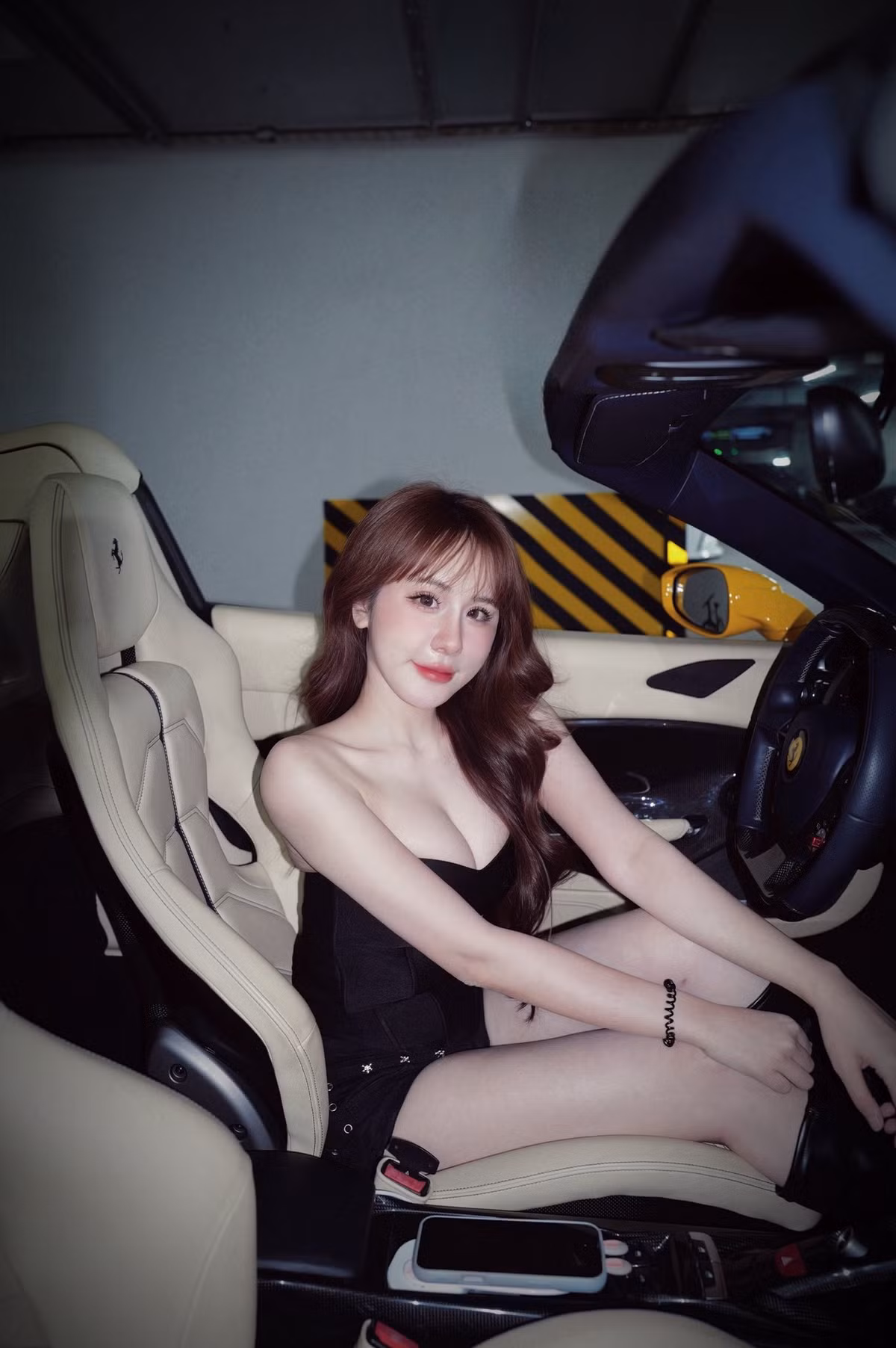 Sự kết hợp giữa thời trang gợi cảm và không gian cá tính khiến loạt ảnh nhanh chóng nhận được nhiều lượt chia sẻ trên mạng xã hội.