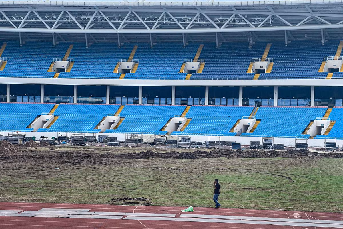 Sau khi cho nhiều chương trình ca nhạc thuê địa điểm tổ chức, sân Mỹ Đình rơi vào tình trạng rất xấu và không đủ điều kiện tổ chức thi đấu các trận bóng đá quốc tế.