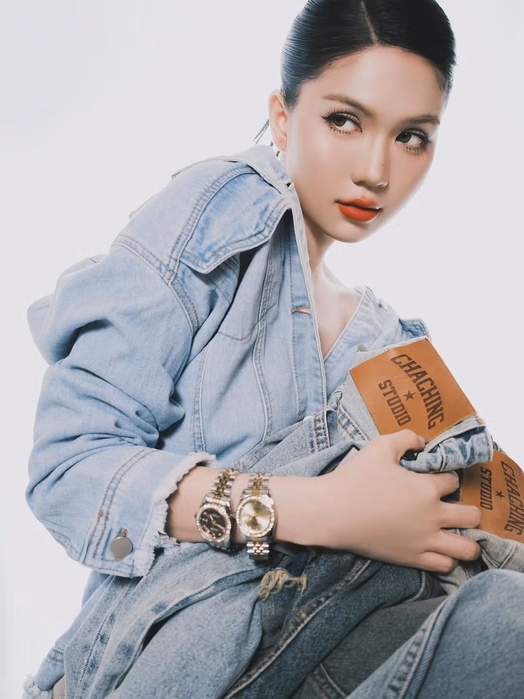 Việc nghệ sĩ lựa chọn những tạo hình gợi cảm không chỉ nhằm thu hút truyền thông mà còn là cách khẳng định sự tự do trong nghệ thuật, thể hiện quyền làm chủ cơ thể và bản sắc cá nhân. Trong bối cảnh showbiz ngày càng cạnh tranh, việc đầu tư hình ảnh độc đáo, nổi bật như Ngọc Trinh là điều cần thiết để tạo dấu ấn mạnh mẽ trước công chúng.