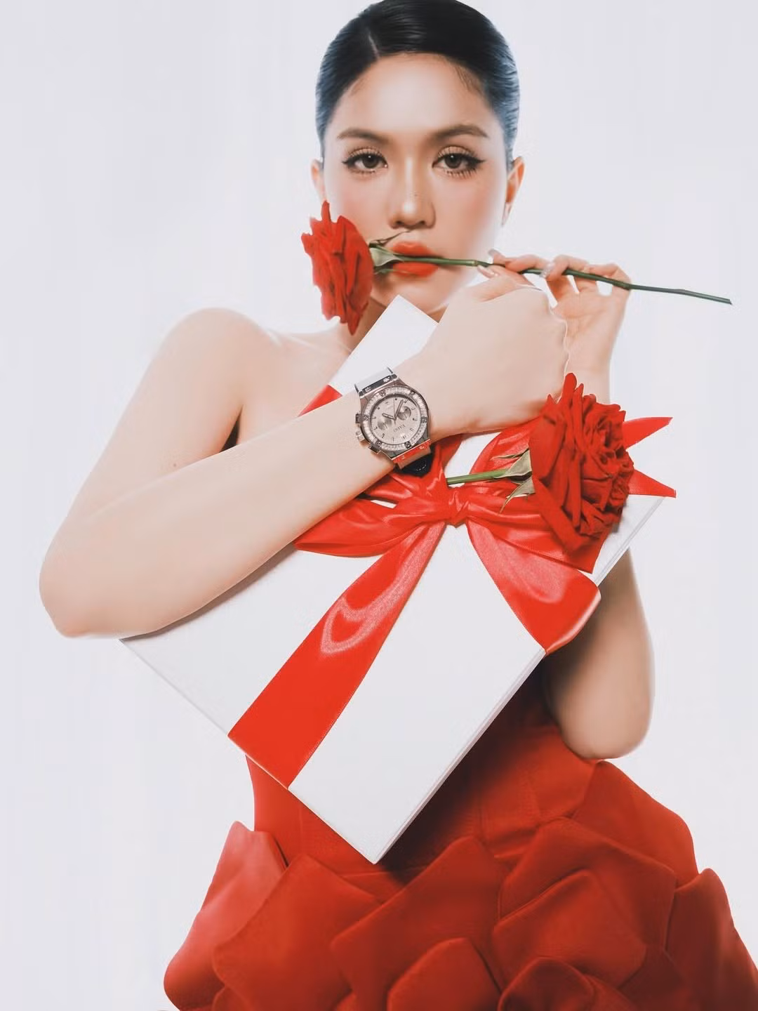 Nhiều người khẳng định cô vẫn là một trong những gương mặt biết cách làm mới hình ảnh, giữ vững phong độ gợi cảm nhưng không hề nhàm chán.