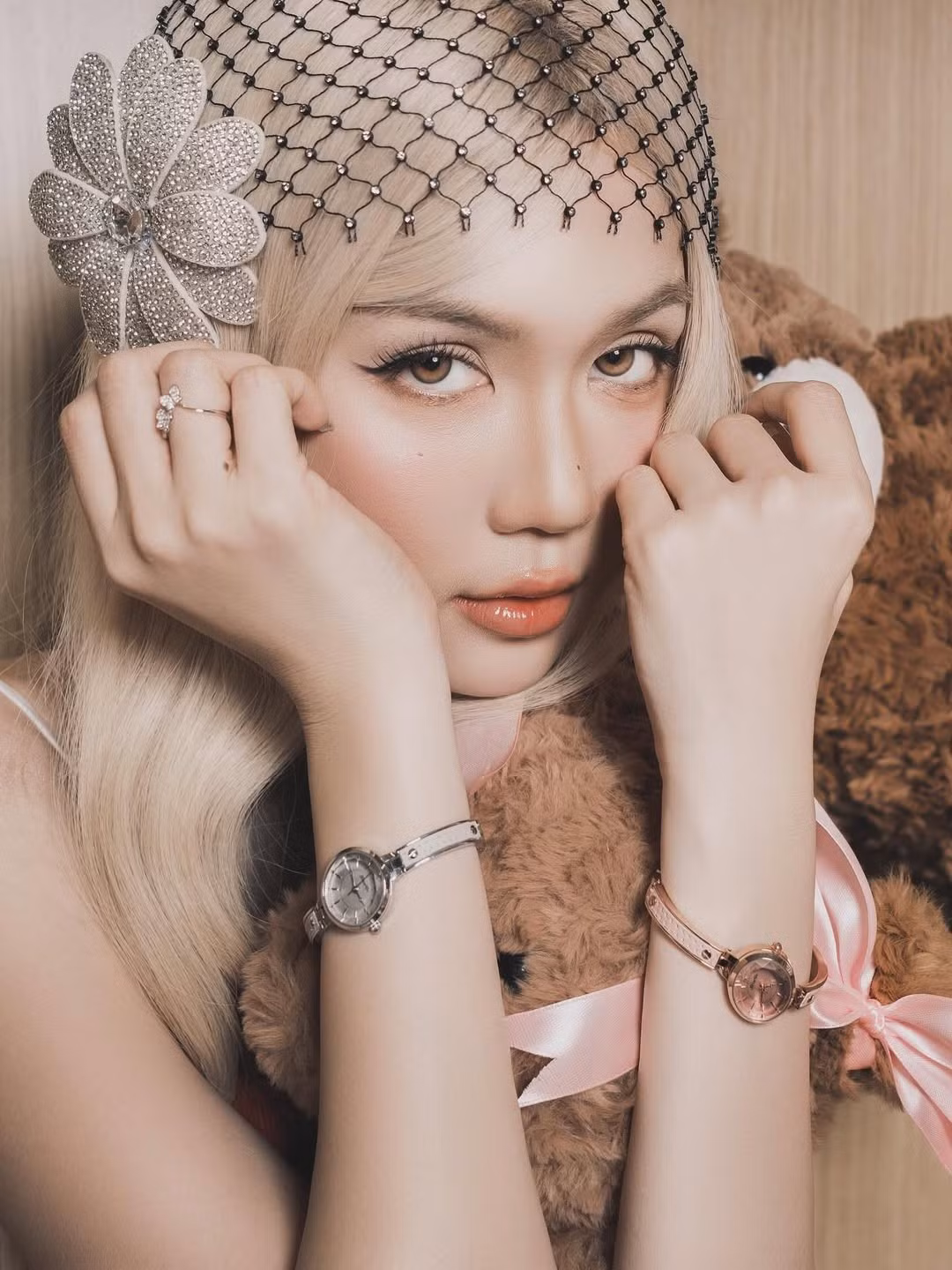 Ngay khi bộ ảnh được đăng tải, cộng đồng mạng lập tức để lại hàng loạt bình luận khen ngợi visual ấn tượng và thần thái chuyên nghiệp của Ngọc Trinh.