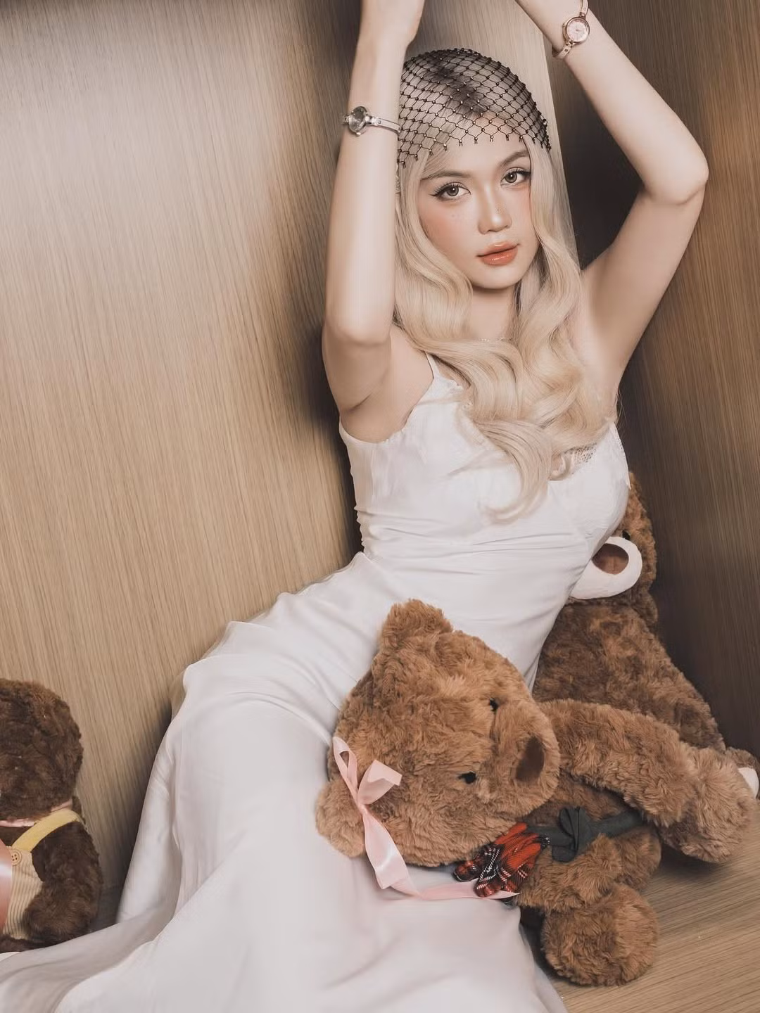 Dù tạo dáng với gấu bông – một đạo cụ tưởng như dễ khiến tổng thể trở nên ngây thơ – nhưng nhờ biểu cảm sắc lạnh và phong thái tự tin, 'nữ hoàng nội y' vẫn giữ trọn vẻ gợi cảm đặc trưng của mình.