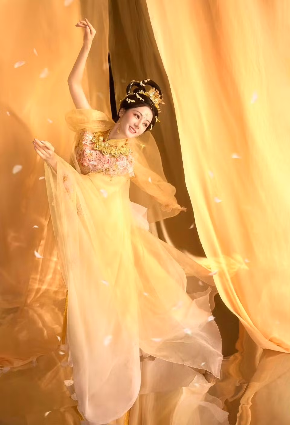 Cận cảnh nhan sắc hoàn mỹ không tì vết của mỹ nhân Tân Cương. Ảnh sử dụng trong bài: Weibo.