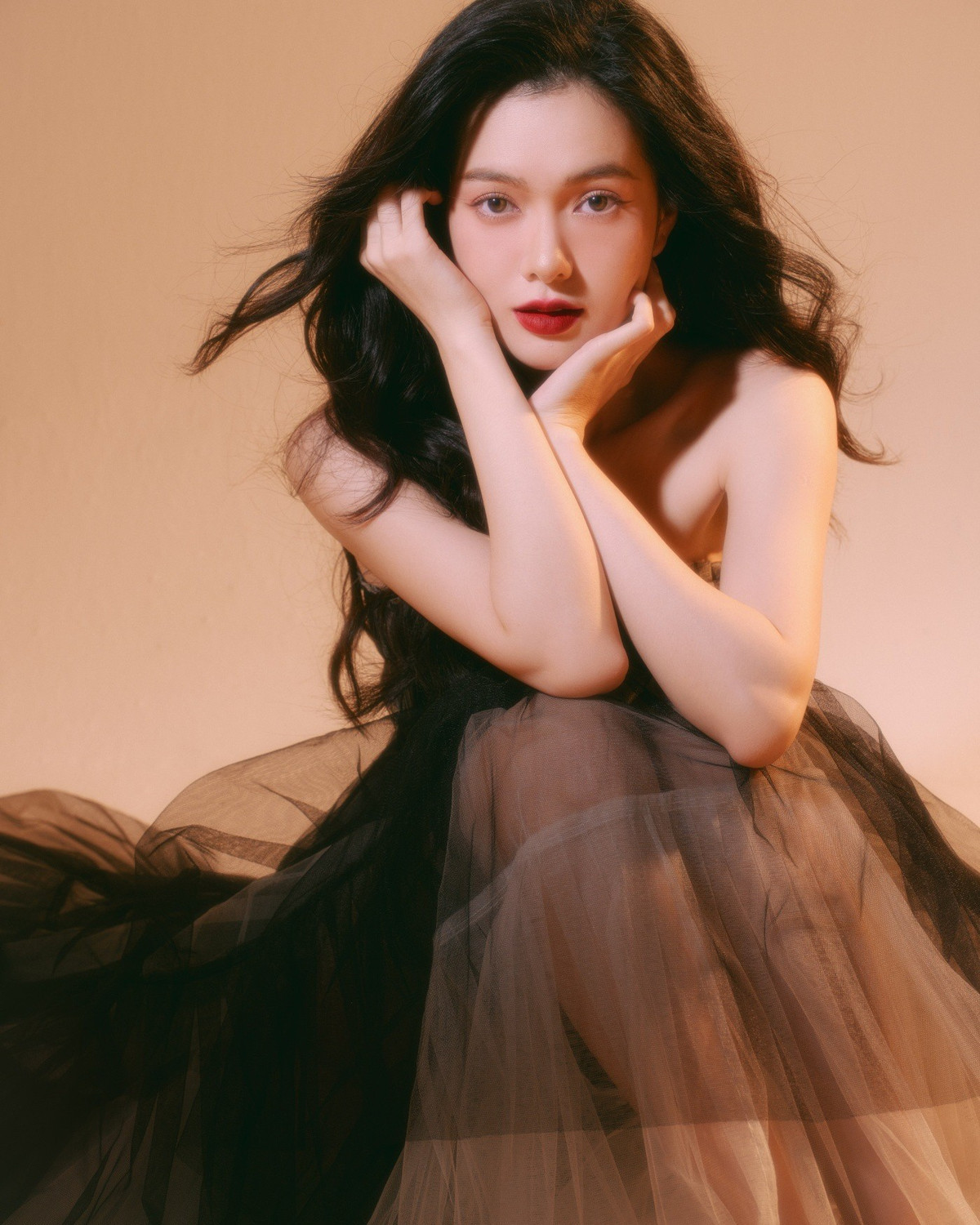 Dân mạng đùa rằng, Yên Đan phải xinh đến mức nào thì SOOBIN mới “dán mắt vào”.