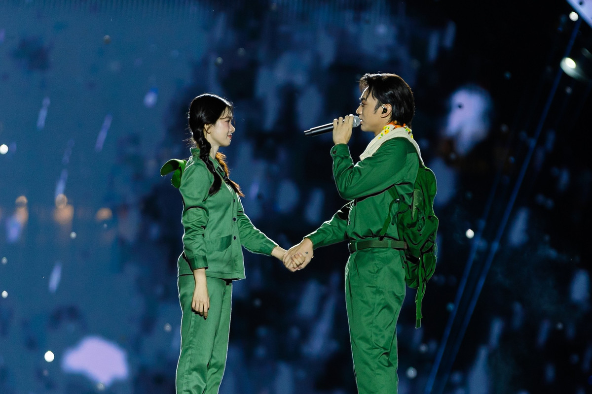 Ngoại hình cân xứng giữa SOOBIN và Yên Đan khiến sân khấu Sao Nhập Ngũ sáng bừng. Cả hai hoá thân vào cặp đôi yêu nhau, chàng trai vì tiếng gọi Tổ quốc mà rời xa bạn gái. Diễn xuất ăn ý khiến người xem xúc động.