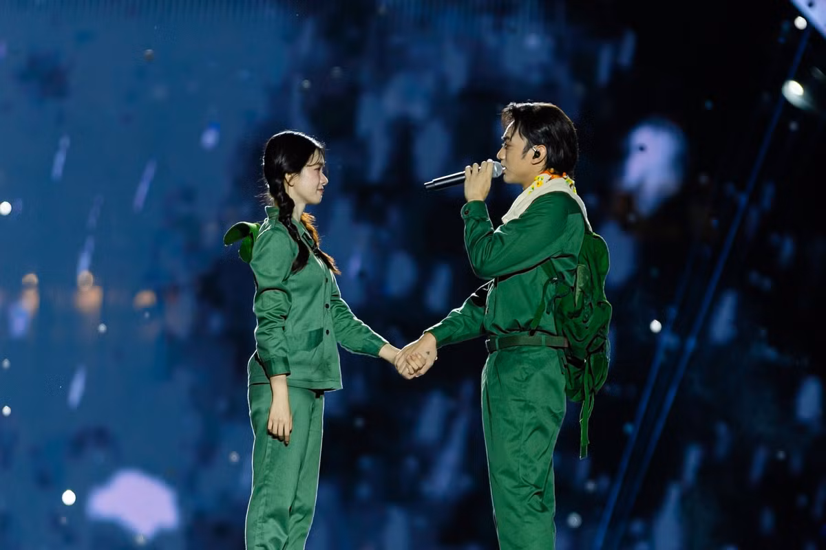 Ngoại hình cân xứng giữa SOOBIN và Yên Đan khiến sân khấu Sao Nhập Ngũ sáng bừng. Cả hai hoá thân vào cặp đôi yêu nhau, chàng trai vì tiếng gọi Tổ quốc mà rời xa bạn gái. Diễn xuất ăn ý khiến người xem xúc động.