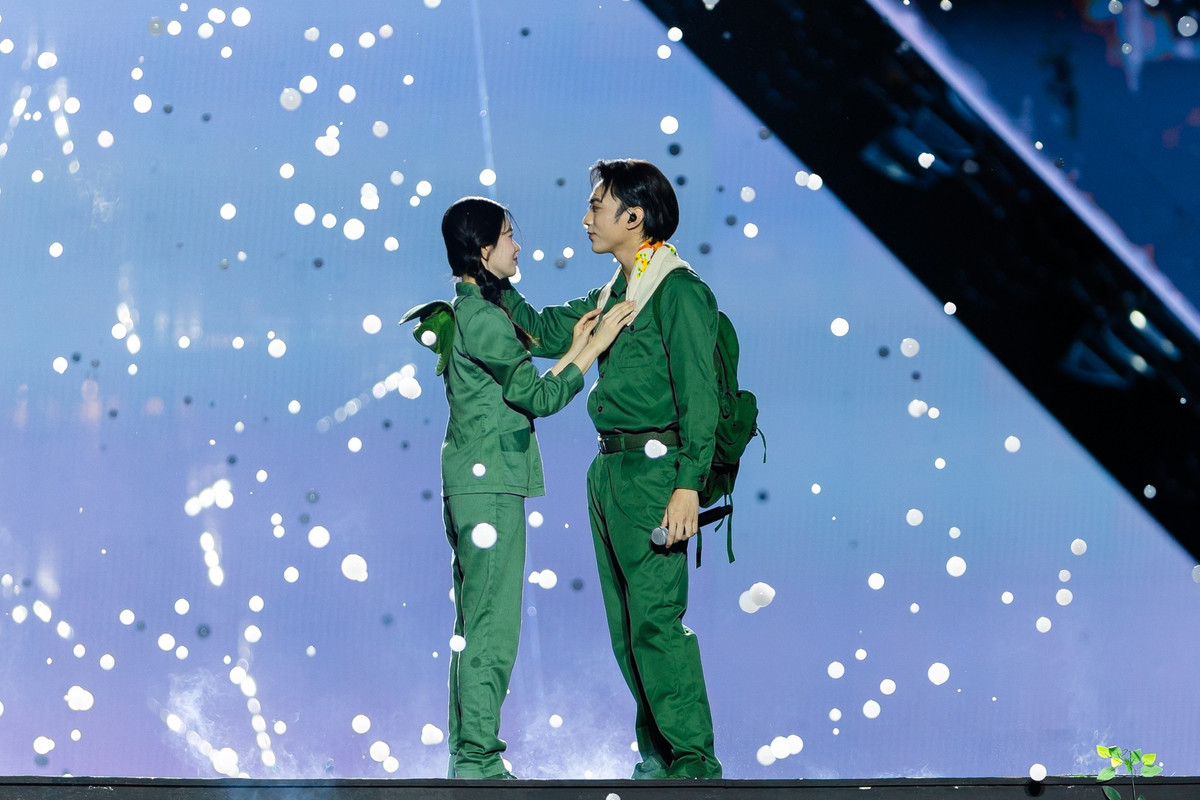 Câu kết tiết mục, cả khán đài hú hét khi “công chúa” Yên Đan nhắn với SOOBIN rằng “chờ anh về”.