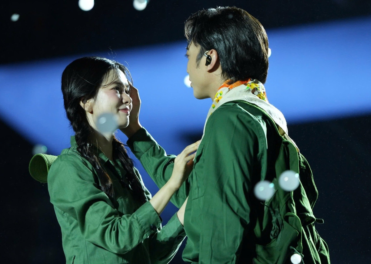 Mới đây, Yên Đan một lần nữa tái ngộ SOOBIN trên sân khấu Sao Nhập Ngũ. Không còn diện lễ phục, váy công chúa lộng lẫy, SOOBIN và Yên Đan khoác lên mình bộ áo lính, chân chất, giản dị mà vô cùng thần thái.