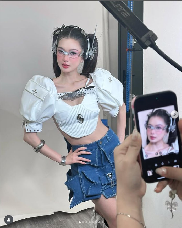 Đỗ Yên Đan có nền tảng học vấn khá ấn tượng với hai bằng đại học. Cô tốt nghiệp ngành Quan hệ quốc tế tại trường Đại học Khoa học Xã hội và Nhân văn TP.HCM, và ngành Nghệ thuật biểu diễn Múa dân gian dân tộc tại trường Trung cấp Múa TP HCM.