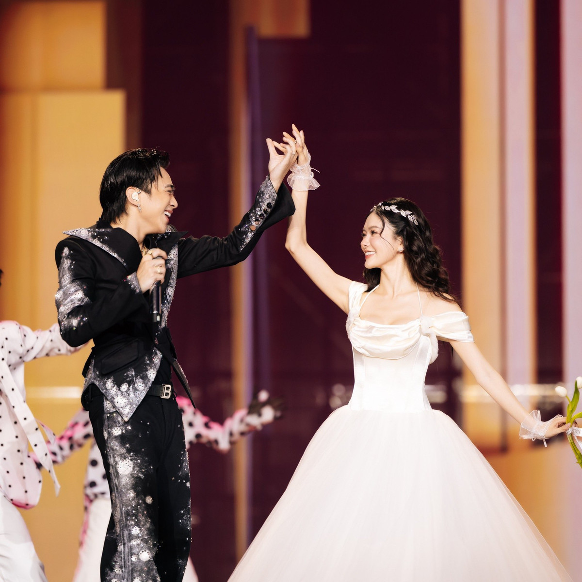 Tiết mục Dancing In The Dark của SOOBIN, với màn tái xuất của “công chúa” Yên Đan nhanh chóng viral MXH. Nhiều fan không khỏi ghen tị với cô gái “số hưởng”, 2 lần được làm ngoại lệ của SOOBIN.