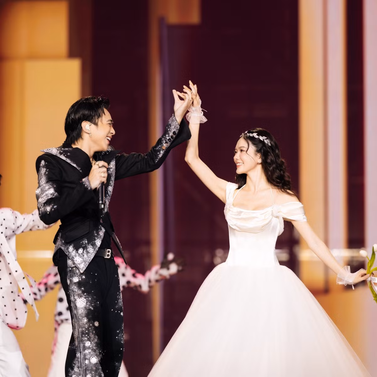 Tiết mục Dancing In The Dark của SOOBIN, với màn tái xuất của “công chúa” Yên Đan nhanh chóng viral MXH. Nhiều fan không khỏi ghen tị với cô gái “số hưởng”, 2 lần được làm ngoại lệ của SOOBIN.