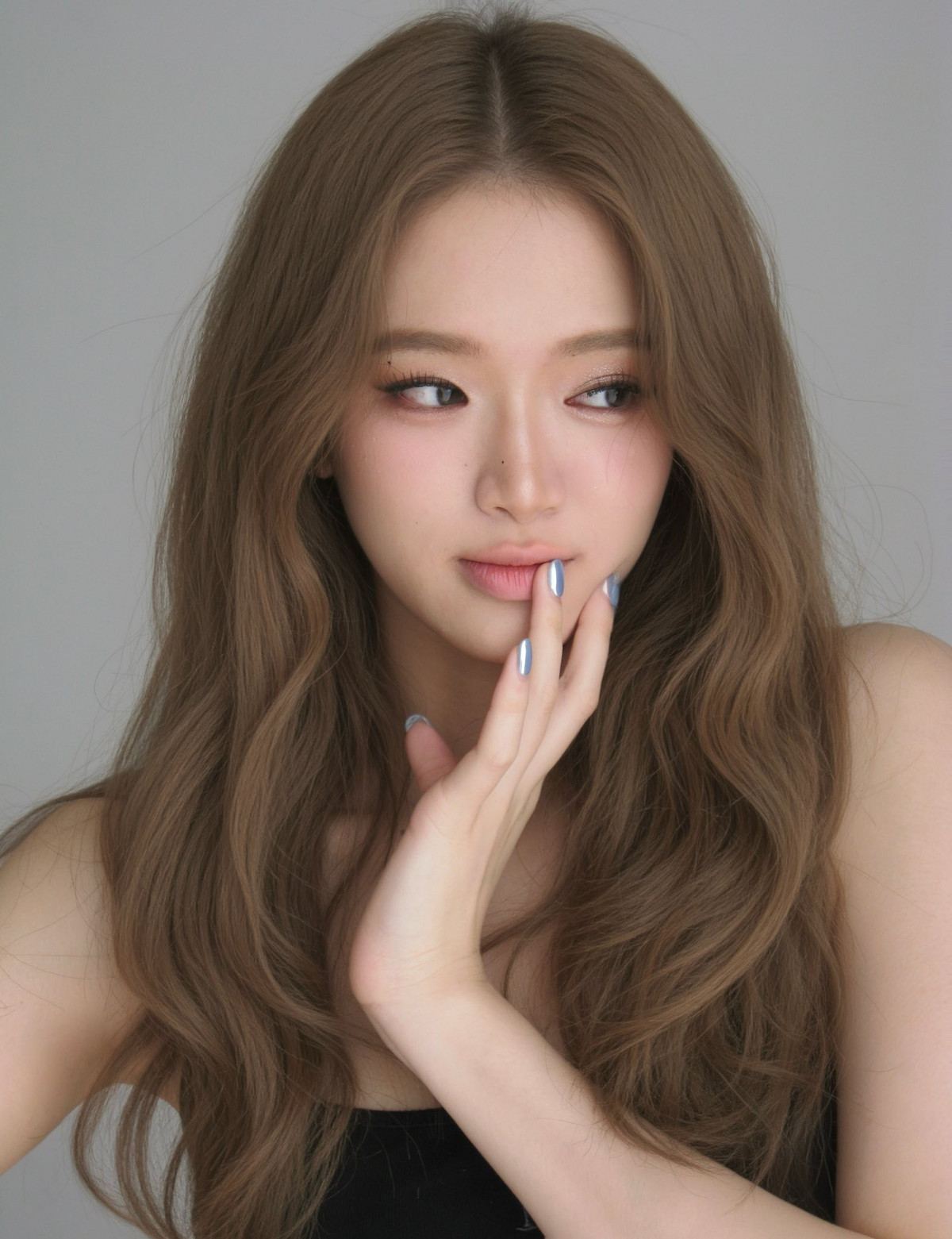 Biểu cảm lạnh, ánh nhìn tự tin cùng cách tạo dáng tối giản khiến bộ ảnh mang màu sắc thời trang cao cấp, khác xa hình ảnh “hot girl mạng” gắn liền với Linh Ka trong những năm đầu nổi tiếng.