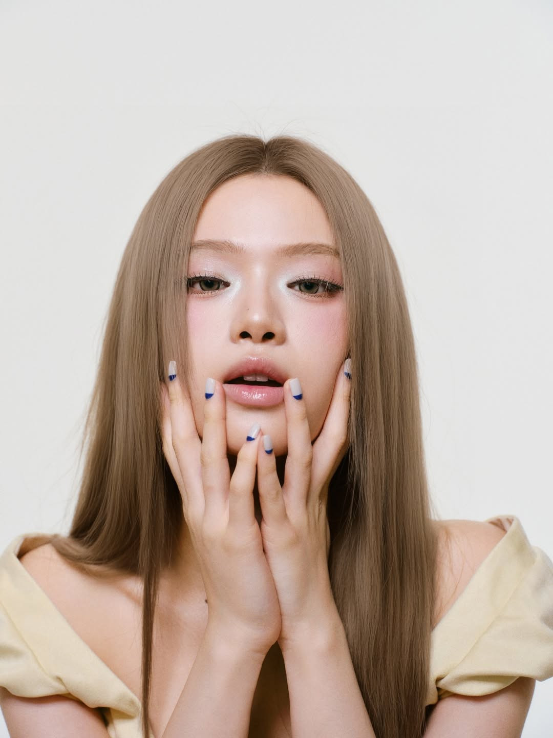 Không chỉ gây chú ý bởi trang phục, thần thái của Linh Ka trong loạt ảnh cũng được đánh giá cao. Mái tóc dài nhuộm sáng, buông tự nhiên, kết hợp lối trang điểm tông nude giúp gương mặt cô trông sắc sảo, trưởng thành hơn.