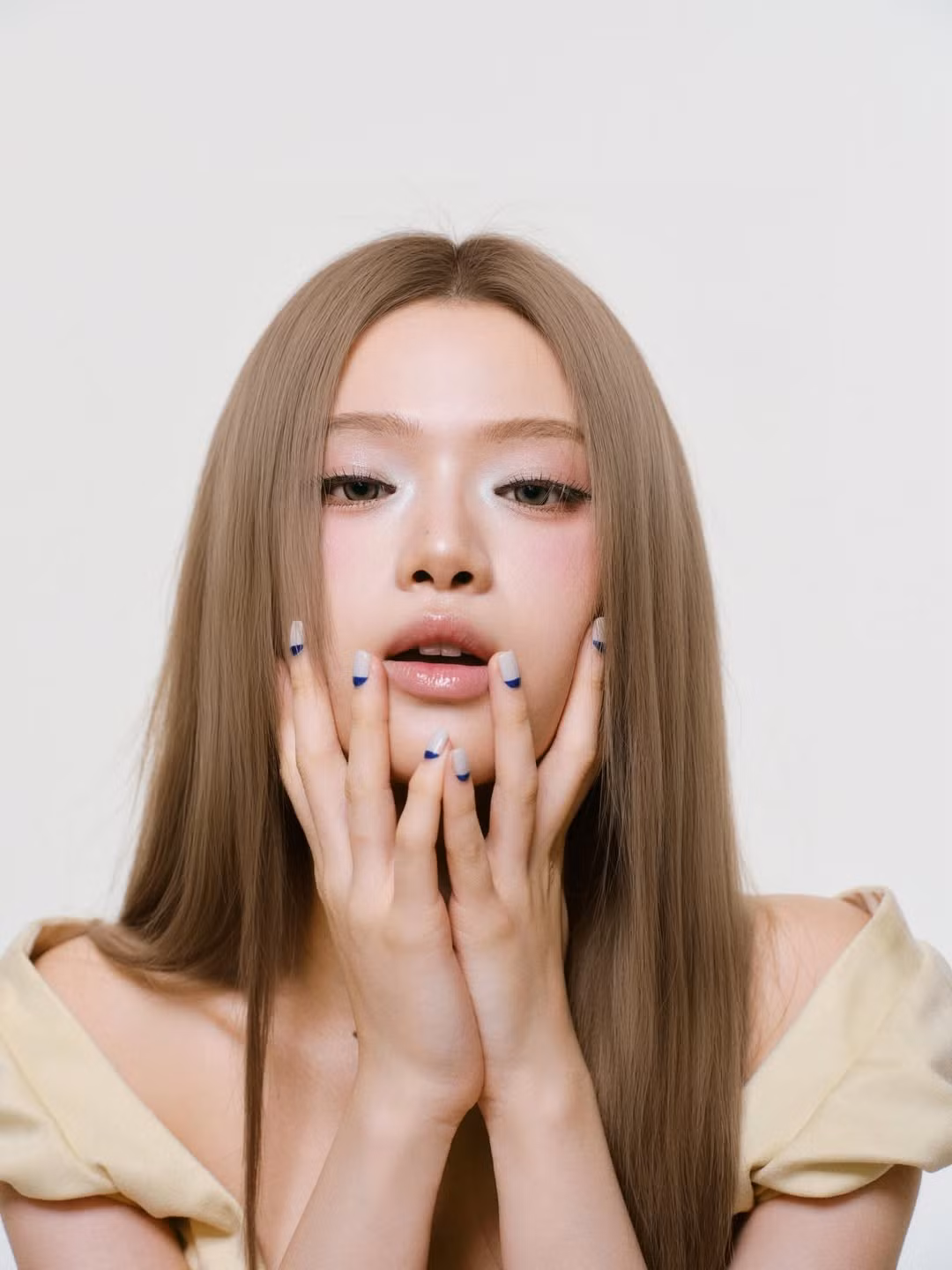 Không chỉ gây chú ý bởi trang phục, thần thái của Linh Ka trong loạt ảnh cũng được đánh giá cao. Mái tóc dài nhuộm sáng, buông tự nhiên, kết hợp lối trang điểm tông nude giúp gương mặt cô trông sắc sảo, trưởng thành hơn.