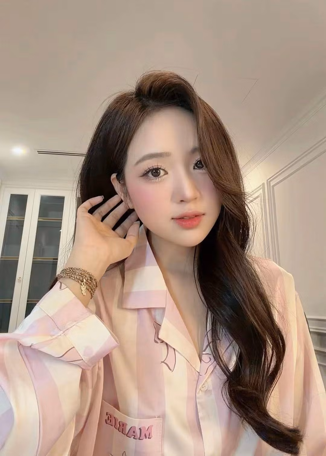 Không còn xa lạ với những lần khiến CĐM “dậy sóng” bằng visual đỉnh cao, Lê Phương Anh một lần nữa chứng minh cô luôn biết cách làm mới bản thân dù xuất hiện trong bất kỳ bối cảnh nào.