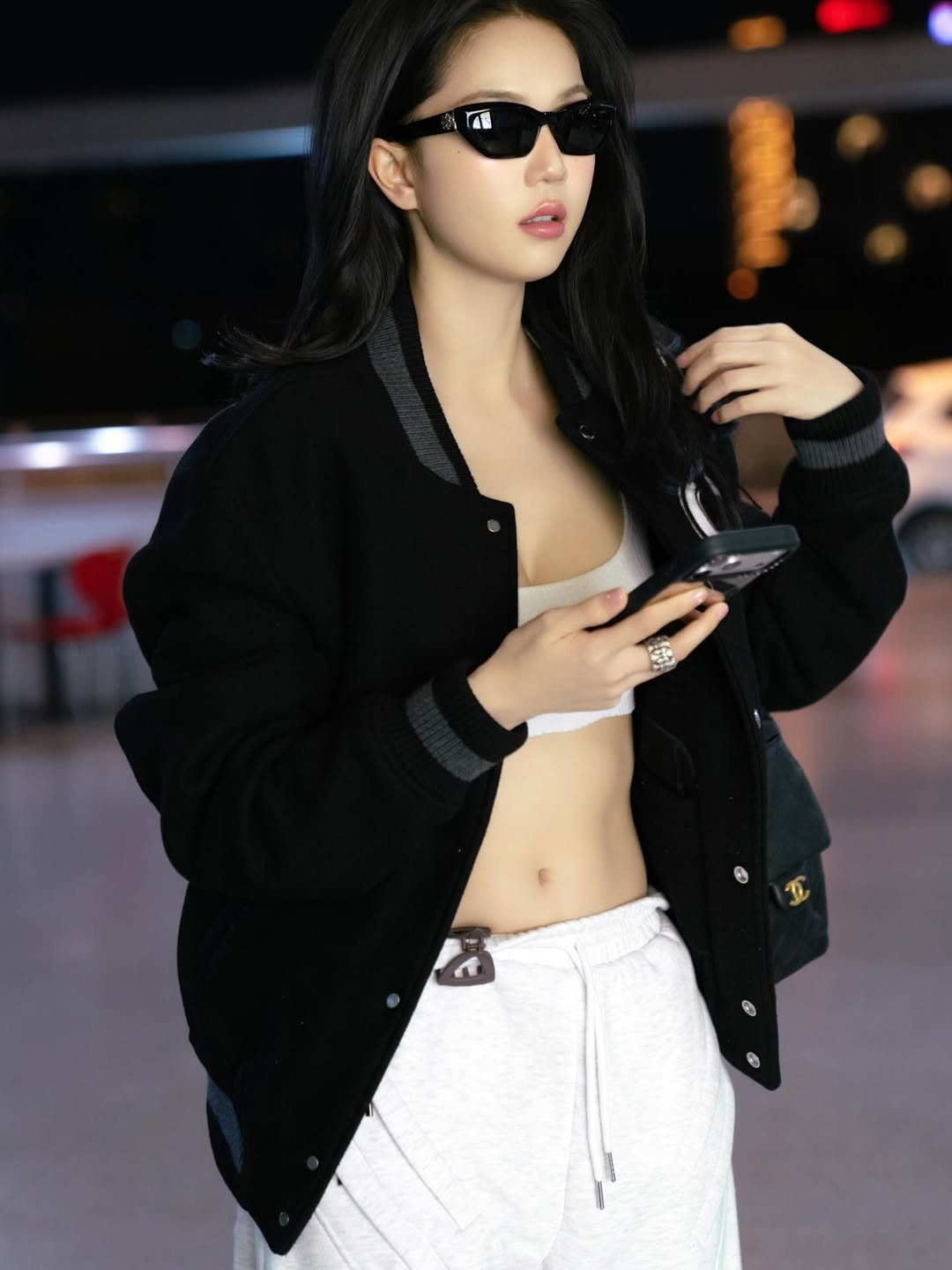 Sau giai đoạn biến cố pháp lý 2023–2024, Ngọc Trinh chủ động làm mới hình ảnh theo hướng kín đáo, thanh lịch, được ví như “quý cô kẹo ngọt”.