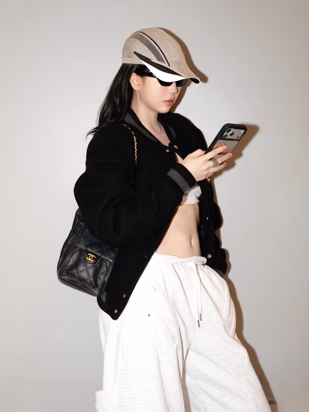 Cách phối đồ tối giản nhưng tinh tế tôn lên vòng eo thon gọn, vóc dáng săn chắc – lợi thế hình thể vốn gắn liền với tên tuổi của Ngọc Trinh suốt nhiều năm.