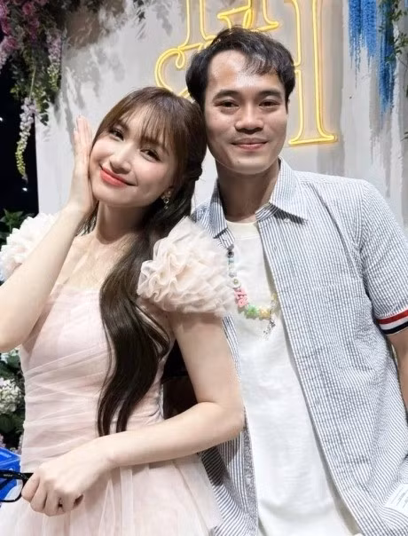 Vì quá thân nhau nên Hòa Minzy và Văn Toàn nhiều lần bị netizen "đẩy thuyền" không ngừng. Từ những lần livestream cười nói thân mật, xuất hiện cùng nhau ở sự kiện, đến những màn tương tác siêu dễ thương trên mạng xã hội - tất cả đều khiến dân tình không khỏi "ship mạnh tay".