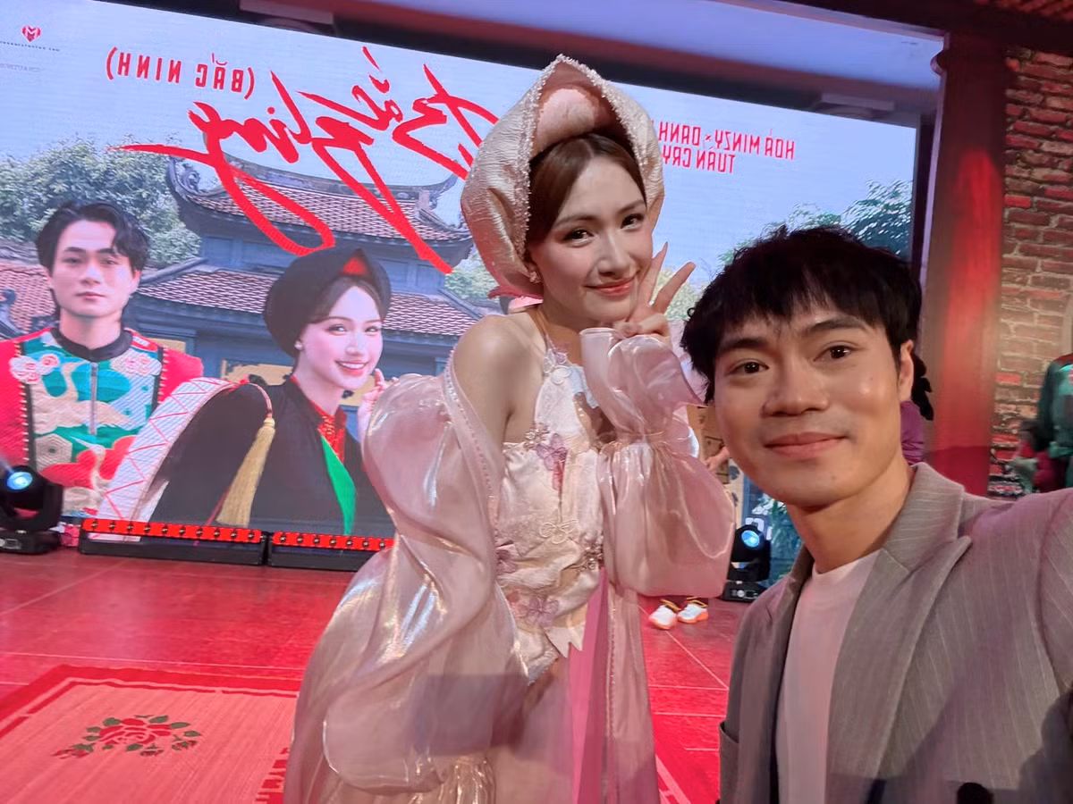 Trải qua hơn 10 năm quen biết, Hòa Minzy và Văn Toàn vẫn giữ được một tình bạn khiến ai cũng phải ngưỡng mộ. Một ca sĩ năng lượng, một cầu thủ điềm đạm - hai thế giới tưởng chừng khác biệt nhưng lại gắn bó với nhau bằng sự chân thành, tin tưởng và… rất nhiều khoảnh khắc "tấu hài" khiến dân mạng cười xỉu!