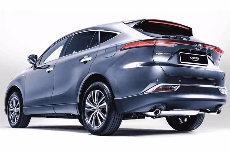 Harrier 2.5 HEV tiếp tục sử dụng hệ thống treo trước MacPherson và treo sau tay đòn kép, đi kèm mâm hợp kim 18 inch với lốp 225/60R18. Hệ thống phanh gồm đĩa thông gió phía trước và đĩa đặc phía sau.