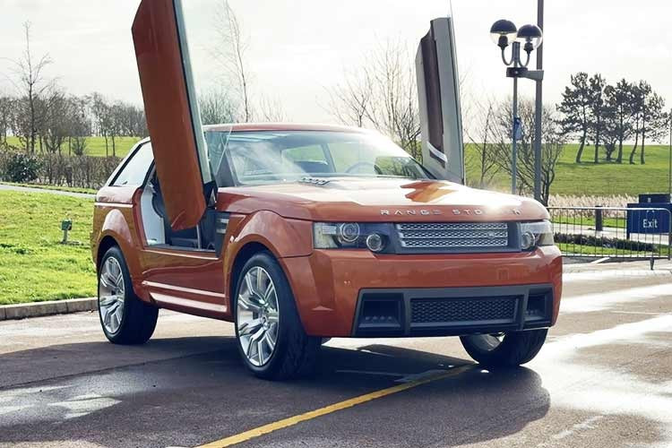 Mẫu Land Rover Range Stormer lần đầu tiên được bán ra dưới dạng Grand Turismo vào năm 2004. Có tổng cộng bốn chiếc được sản xuất. Ba trong số đó được cho là do gia đình hoàng gia Dubai đặt hàng. Ý tưởng xe hai cửa cuối cùng đã phát triển thành mẫu Range Rover Sport bốn cửa được sản xuất hàng loạt.