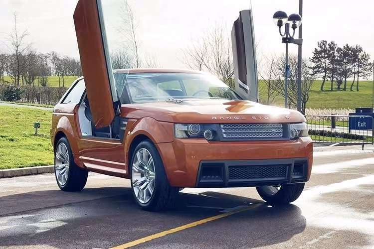 Mẫu Land Rover Range Stormer lần đầu tiên được bán ra dưới dạng Grand Turismo vào năm 2004. Có tổng cộng bốn chiếc được sản xuất. Ba trong số đó được cho là do gia đình hoàng gia Dubai đặt hàng. Ý tưởng xe hai cửa cuối cùng đã phát triển thành mẫu Range Rover Sport bốn cửa được sản xuất hàng loạt.