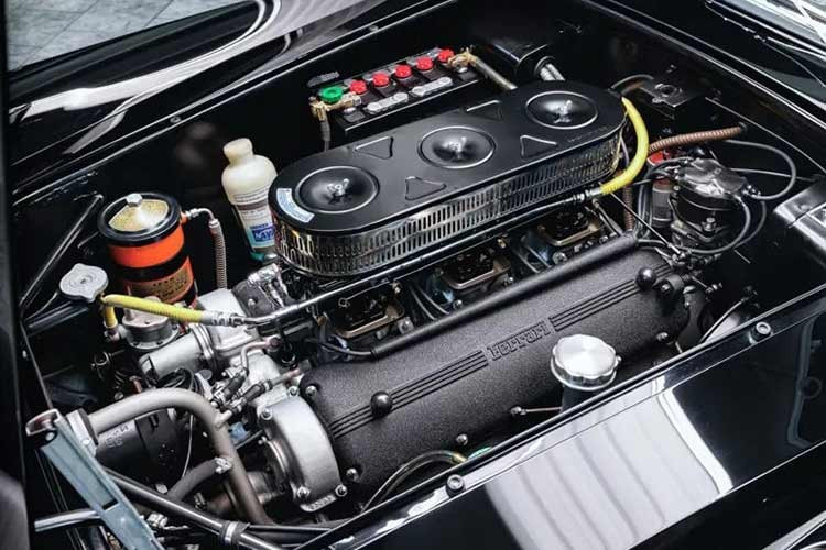 Chiếc Ferrari này có tuổi thọ rất cao, từng qua tay không dưới 11 người, nhưng điều đó không có nghĩa là nó mất đi vẻ hào nhoáng, hoàn toàn không phải vậy. Trên thực tế, nó trông vẫn tuyệt vời như khi mới xuất xưởng, và hai lần phục chế trong suốt quá trình tồn tại chắc chắn đã góp phần tạo nên điều đó.