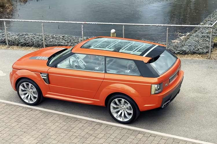 Công suất được truyền xuống mặt đường thông qua cả bốn bánh xe nhờ hộp số tự động sáu cấp ZF. Mẫu xe ý tưởng này ước tính tăng tốc từ 0 đến 60 mph (0 đến 97 km/h) trong 7,5 giây và đạt tốc độ tối đa 140 mph (225 km/h). Tuy nhiên, ẩn dưới nắp ca-pô của Stormer là động cơ V8 hút khí tự nhiên 4.6 lít, kết hợp với hộp số tự động bốn cấp.