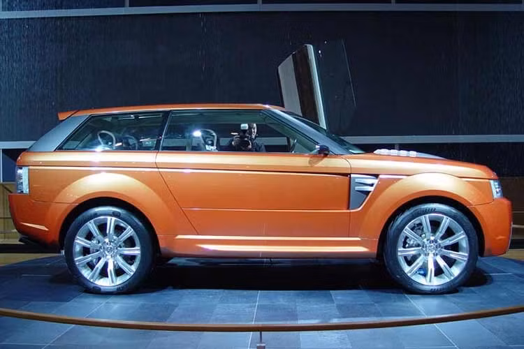 Vì vậy, Land Rover Stormer vẫn giữ nguyên trạng thái xe ý tưởng cho đến nay. Đó chỉ là một chiêu trò quảng cáo. Mới đây, xe xuất hiện trên đường sau nhiều năm nằm im dưới ánh đèn neon của bảo tàng, với hai cánh cửa mở toang hướng lên trần nhà, tạo nên một màn trình diễn đầy ấn tượng về sự đổi mới chưa từng được đưa vào sản xuất.