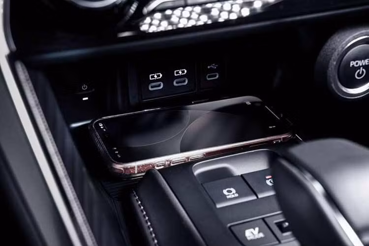 Về an toàn, Toyota Harrier 2.5 HEV 2026 được trang bị gói Toyota Safety Sense với các tính năng như cảnh báo tiền va chạm, cảnh báo lệch làn, hỗ trợ giữ làn, ga tự động thích ứng toàn dải tốc độ, đèn pha thích ứng và nhận diện biển báo giao thông.