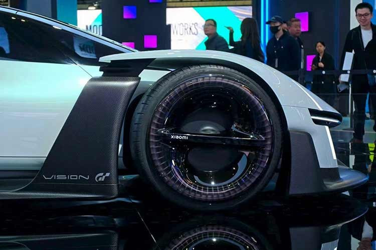 Mẫu siêu xe sở hữu trọng tâm cực thấp với hệ thống cánh gió và khuếch tán không khí cỡ lớn. Các chi tiết nổi bật bao gồm hệ thống cửa mở dạng cắt kéo, cụm đèn chiếu sáng hình chữ T và vây cá mập trên nóc xe để tối ưu hóa sự ổn định khi vận hành ở tốc độ cao.