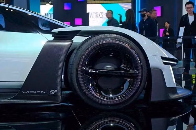 Mẫu siêu xe sở hữu trọng tâm cực thấp với hệ thống cánh gió và khuếch tán không khí cỡ lớn. Các chi tiết nổi bật bao gồm hệ thống cửa mở dạng cắt kéo, cụm đèn chiếu sáng hình chữ T và vây cá mập trên nóc xe để tối ưu hóa sự ổn định khi vận hành ở tốc độ cao.