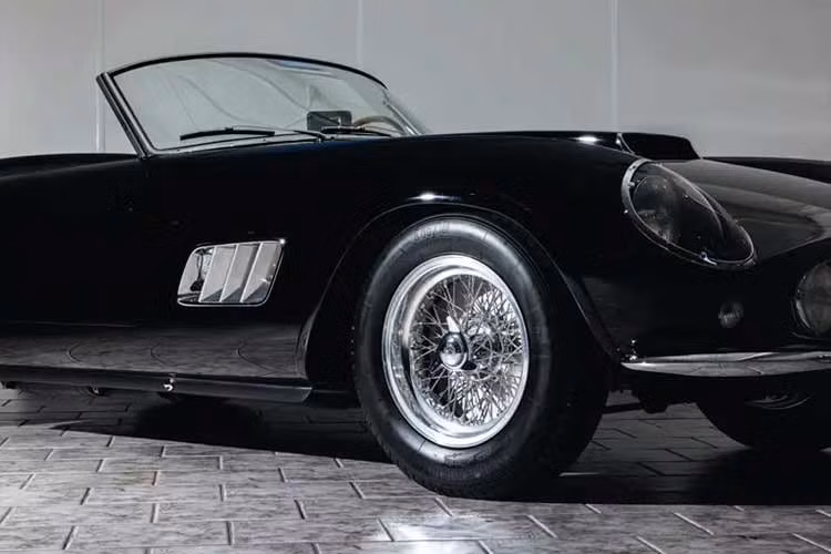 Điều đó khiến những chiếc Ferrari 250 GT LWB California Spider không chỉ hiếm mà còn cực kỳ có giá trị, thường được bán với giá hàng triệu đô la. Tuy nhiên, trong số 50 chiếc được sản xuất, chiếc mà chúng ta đang thấy trong bài viết này có lẽ là ấn tượng nhất.
