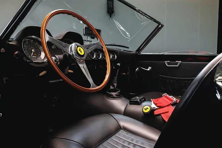 Được sản xuất năm 1959, chiếc California Spider này còn có một vài điểm nổi bật khác. Thứ nhất, nó thuộc nhóm chỉ 30 chiếc được sản xuất với thân xe bằng thép và đèn pha được che kín. Thứ hai, tất cả các bộ phận đều nguyên bản và đồng bộ, và cuối cùng, nó là một chiếc xe trưng bày xuất sắc, từng đoạt giải FCA Platinum tại Cavallino Classic và giải Strother MacMinn Most Elegant Sports Car Trophy tại Pebble Beach Concours d'Elegance.