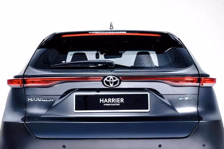 Hiện tại, Harrier 2.5 HEV là phiên bản duy nhất còn được phân phối tại Malaysia, thay thế cho biến thể 2.0 Luxury ra mắt năm 2020, vốn sử dụng động cơ xăng 2.0 lít hút khí tự nhiên công suất 173 PS.