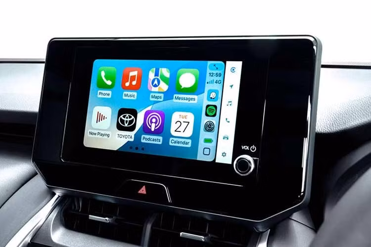 Ghế ngồi bọc da màu đen, ghế lái chỉnh điện 12 hướng có nhớ vị trí, ghế phụ chỉnh điện 4 hướng, sưởi và thông gió hàng ghế trước, sạc không dây chuẩn Qi cùng 5 cổng USB-C là các trang bị tiện nghi đi kèm.