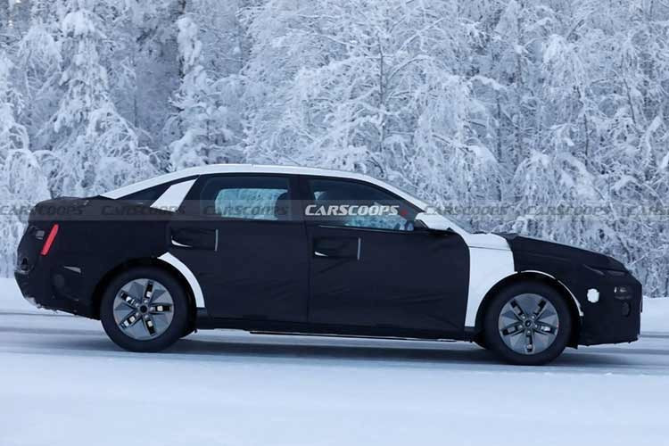 Elantra mới dự kiến chia sẻ nền tảng động cơ với Kia K4, gồm bản hybrid 1.6L công suất 140 mã lực, máy xăng 2.0L 147 mã lực và bản tăng áp 1.6L 200 mã lực. Một số thị trường có thể có thêm bản LPG. Tất cả sử dụng dẫn động cầu trước và hộp số ly hợp kép 8 cấp.