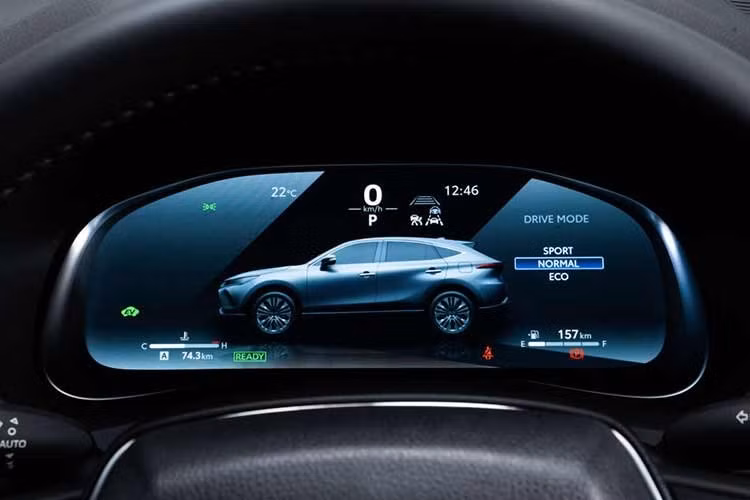 Cụm đồng hồ kỹ thuật số 12,3 inch và màn hình hiển thị trên kính lái (HUD) 10,5 inch là điểm nhấn đáng chú ý của mẫu xe này. Điều hòa tự động hai vùng độc lập có cửa gió cho hàng ghế sau.