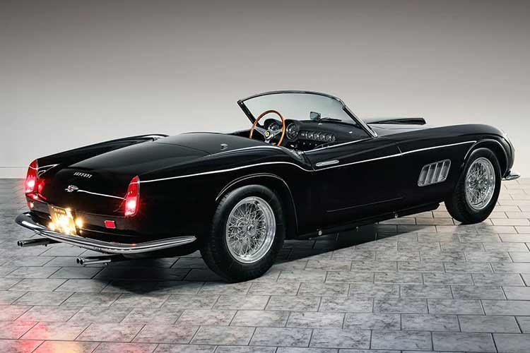 Vẫn giữ nguyên thân xe bằng thép do Scaglietti chế tạo, nắp ca-pô và nắp cốp bằng nhôm, California Spider là một chiếc xe mui trần chủ yếu được sử dụng trên thị trường Mỹ. Những chiếc California Spider đầu tiên được Ferrari chế tạo trên khung gầm dài 2.600 mm, sau này được gọi là khung gầm trục cơ sở dài, nhưng điều đó đã thay đổi khi nền tảng trục cơ sở ngắn được giới thiệu, sau khi chỉ có 50 chiếc được sản xuất.