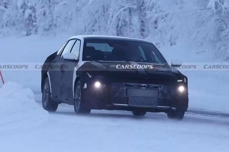 Mẫu xe Hyndai Elantra 2027 dự kiến ra mắt trong vài tháng tới và mở bán từ đầu năm sau. Với kích thước lớn hơn, công nghệ nâng cấp và thiết kế táo bạo, Elantra thế hệ mới cho thấy Hyundai đang muốn cạnh tranh bằng giá trị tổng thể thay vì chỉ dựa vào giá bán.