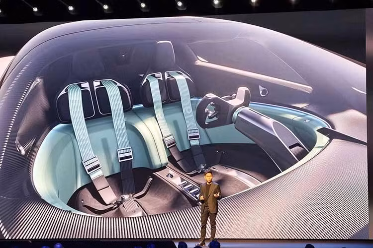 Việc ra mắt mẫu xe này tại châu Âu được giới chuyên môn nhận định là bước đi chiến lược nhằm chuẩn bị cho kế hoạch thương mại hóa xe điện tại thị trường quốc tế vào năm 2027.