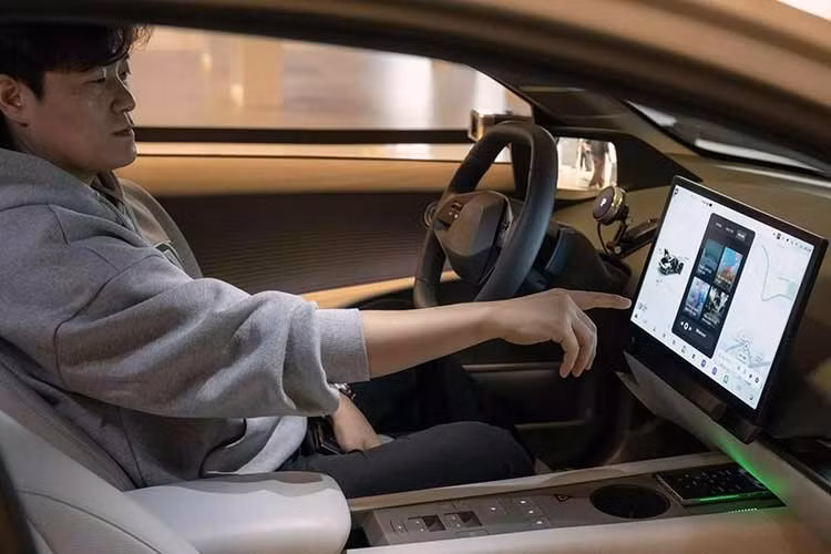 Bên trong, mẫu xe sedan Hyundai Elantra 2027 mới ra mắt hệ thống giải trí PLEOS Connect do Hyundai phát triển. Màn hình trung tâm lớn kết hợp bảng đồng hồ kỹ thuật số mảnh, vận hành trên nền tảng Android Automotive, hỗ trợ cập nhật OTA và trợ lý ảo Gleo AI.