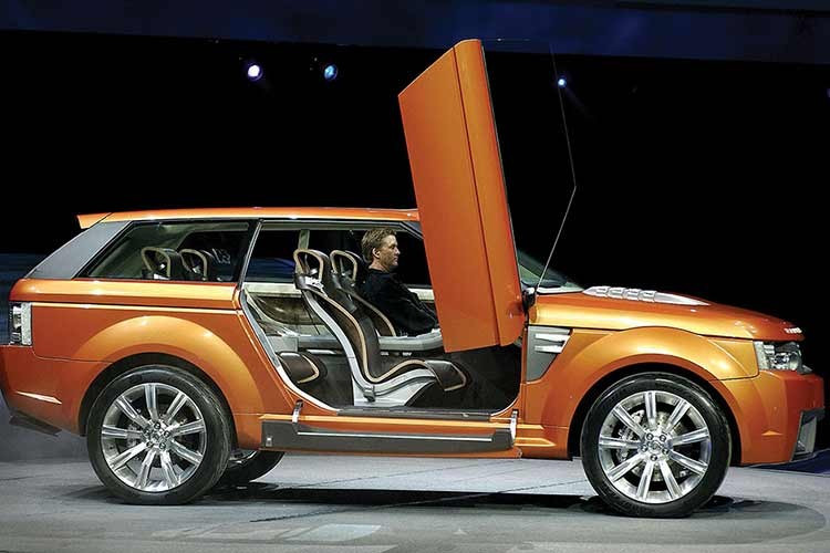 Chắc hẳn bạn chưa từng thấy điều này trước đây! Cửa xe mở bằng điều khiển từ xa, một tính năng được thiết kế để gây ấn tượng với khách tham quan triển lãm ô tô. Và rõ ràng là nó đã thành công. Quá trình này diễn ra chậm, nhưng nó vẫn hoạt động tốt sau hai thập kỷ kể từ khi được thiết kế.